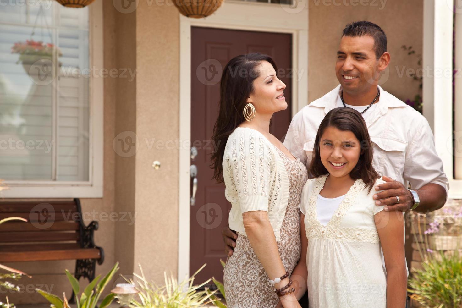 små Lycklig latinamerikan familj i främre av deras Hem foto