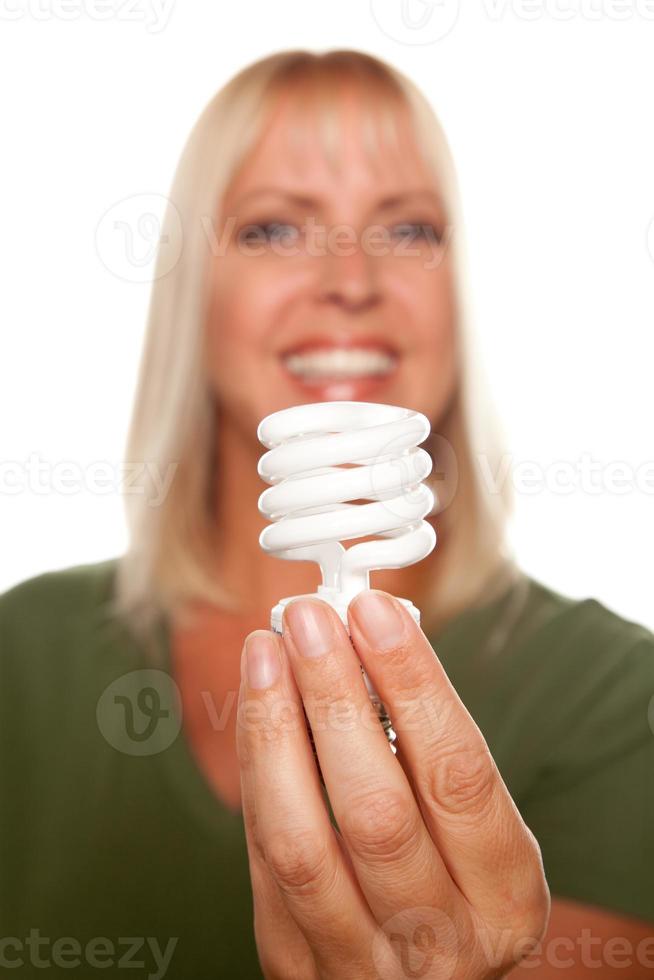 attraktiv blond kvinna innehar energi sparande ljus Glödlampa foto