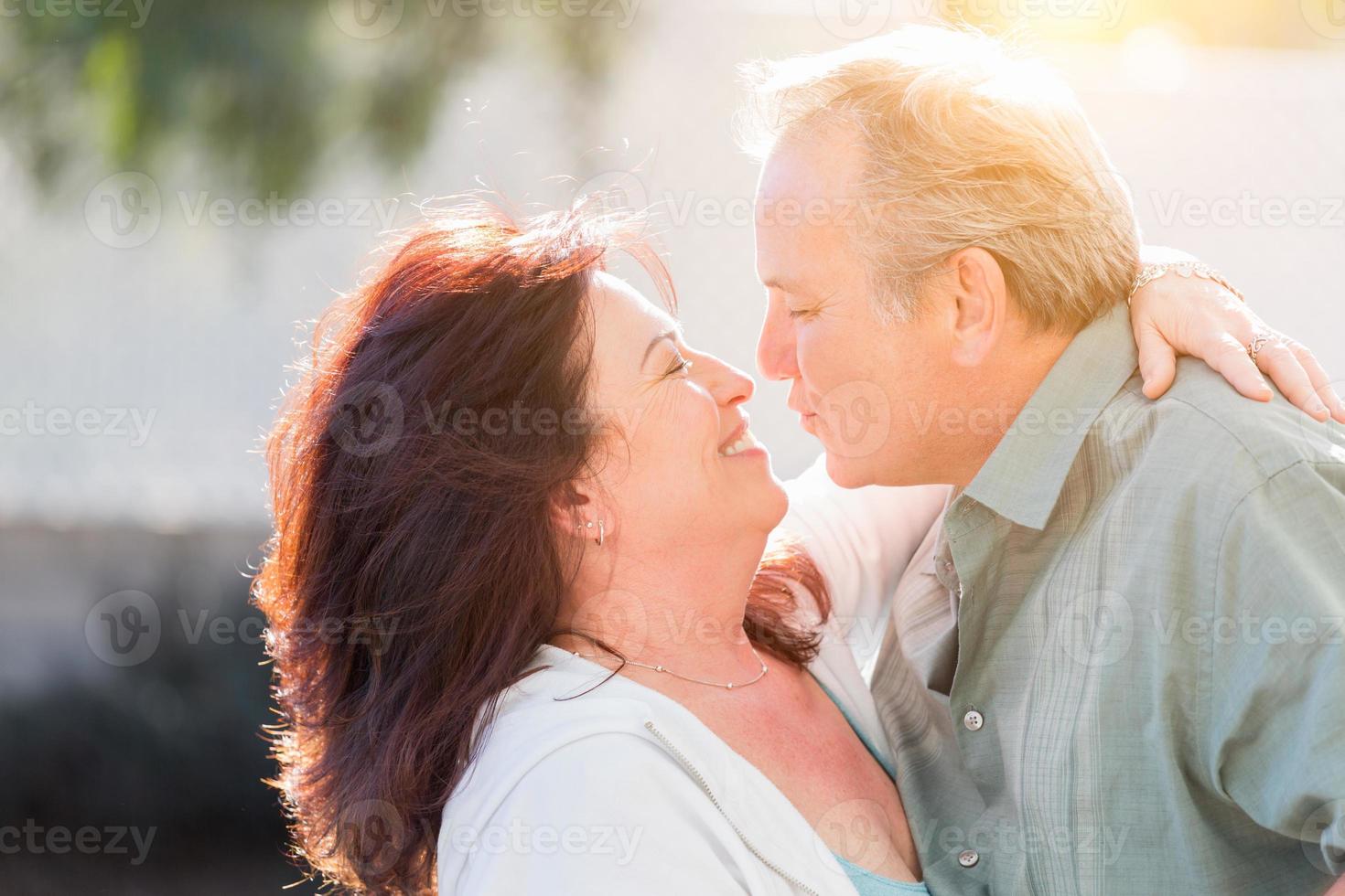 mitten åldrig par njut av en romantisk långsam dansa utanför foto