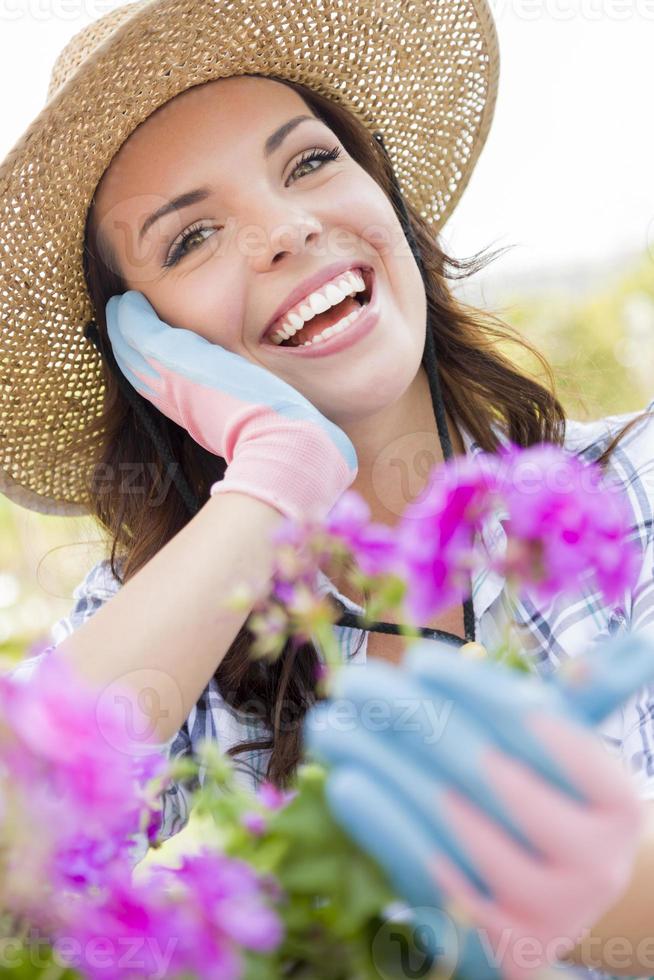 ung vuxen kvinna bär hatt trädgårdsarbete utomhus foto
