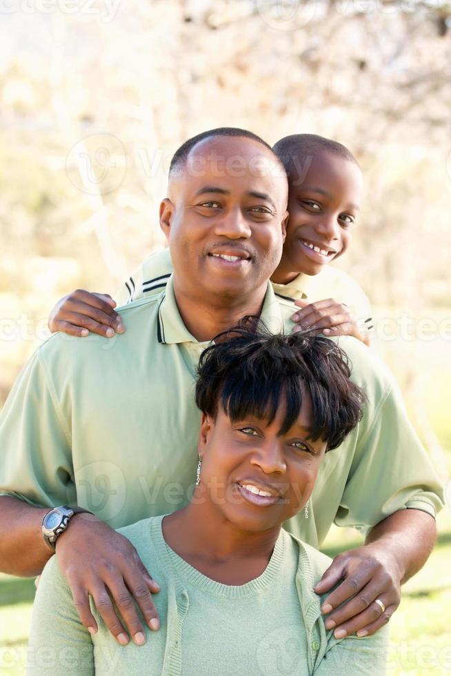 skön afrikansk amerikan familj porträtt utanför foto