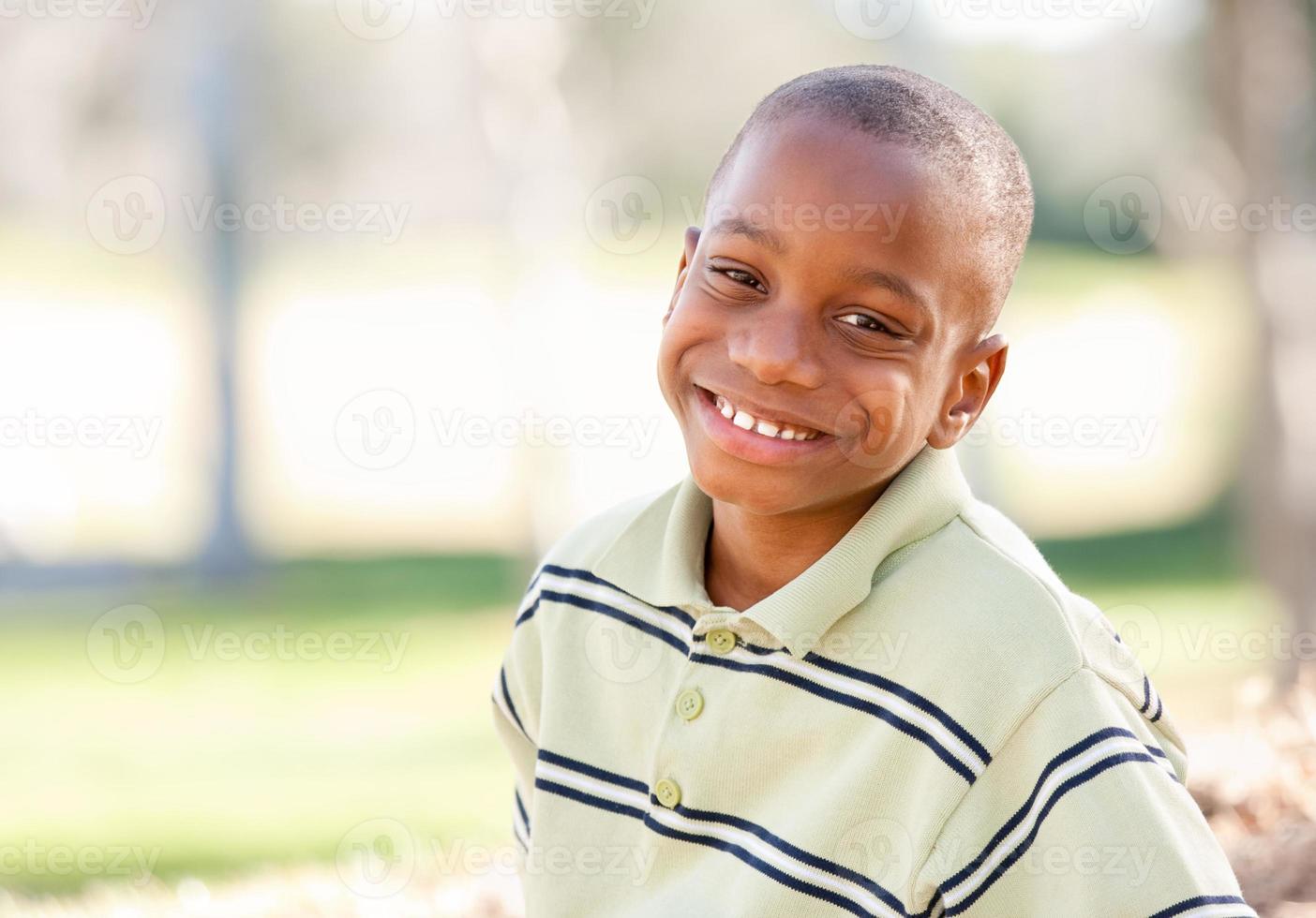 Lycklig ung afrikansk amerikan pojke foto