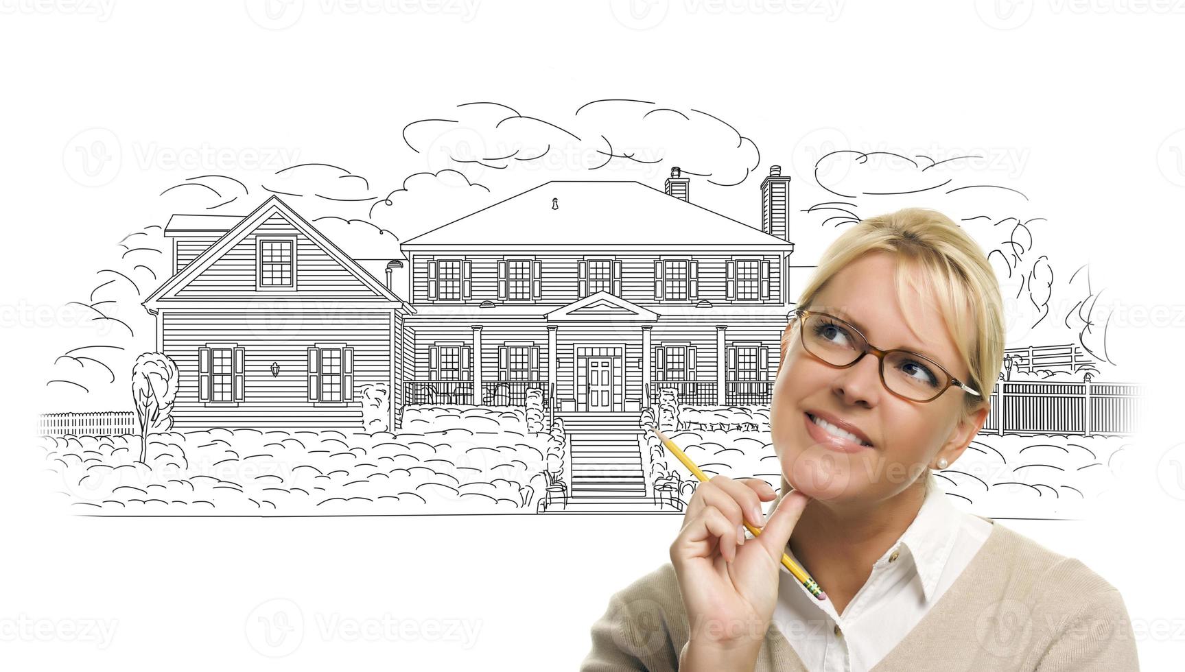 kvinna med penna över hus teckning på vit foto