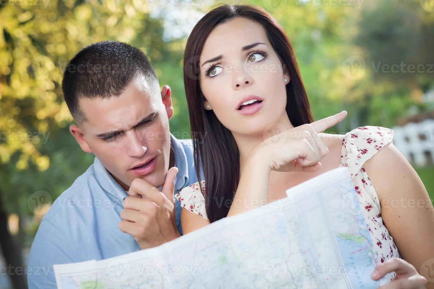 förlorat och förvirrad blandad lopp par ser över Karta utanför foto