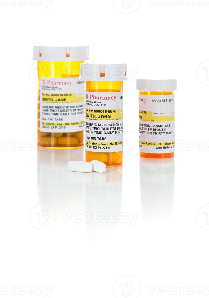 icke-proprietär medicin recept flaskor och piller isolerat på vit foto