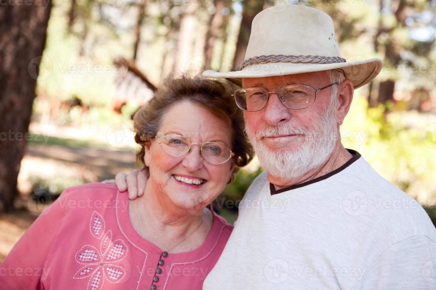 kärleksfull senior par utomhus foto