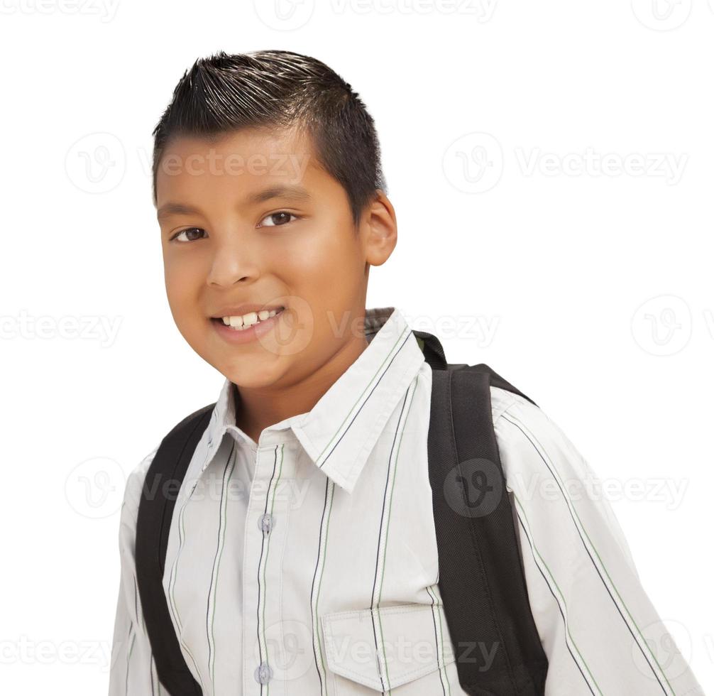 Lycklig ung latinamerikan pojke redo för skola på vit foto