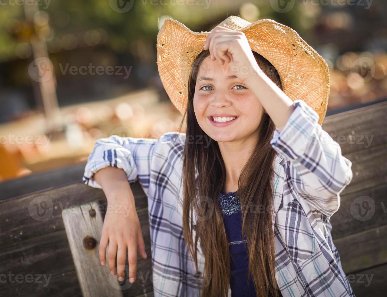 preteen flicka porträtt på de pumpa lappa foto