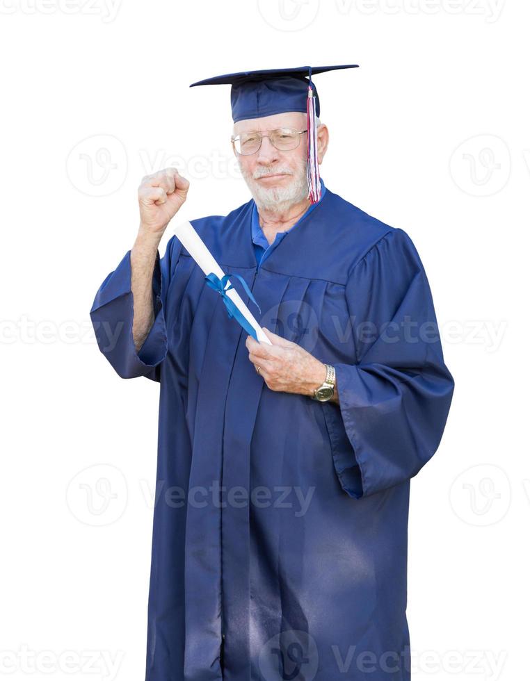 stolt senior vuxen man examen i keps och klänning innehav diplom isolerat på en vit bakgrund. foto