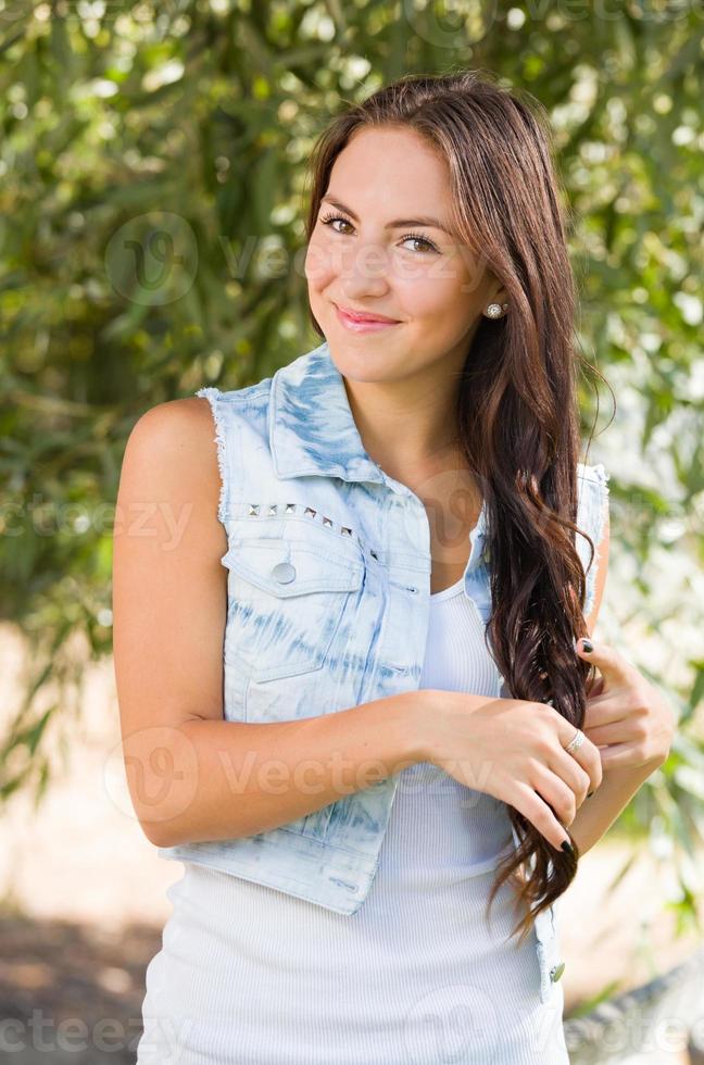 attraktiv leende blandad lopp flicka porträtt utomhus foto