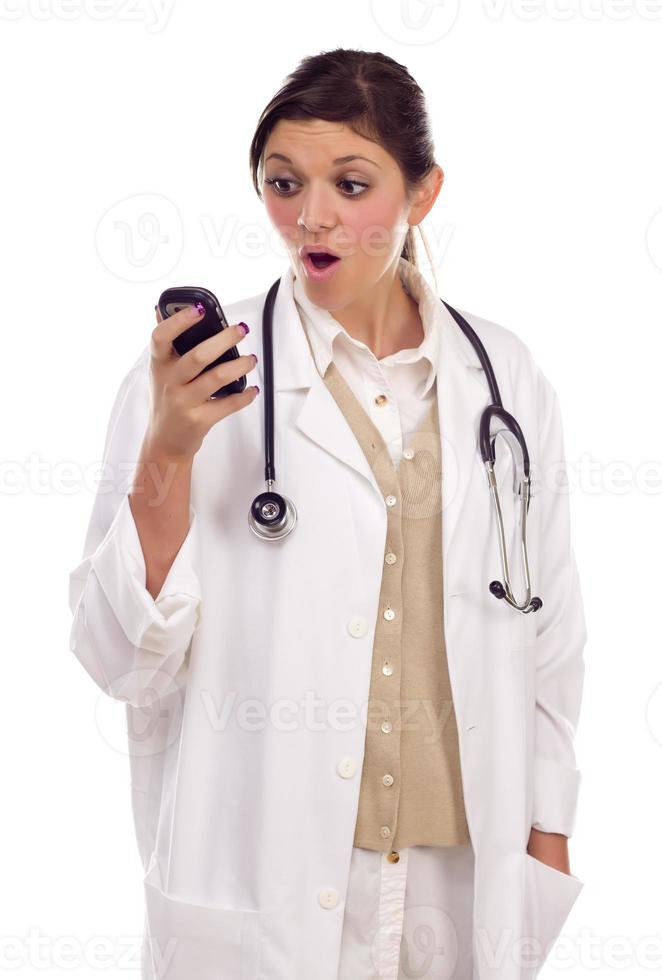 etnisk kvinna läkare eller sjuksköterska använder sig av cell telefon foto