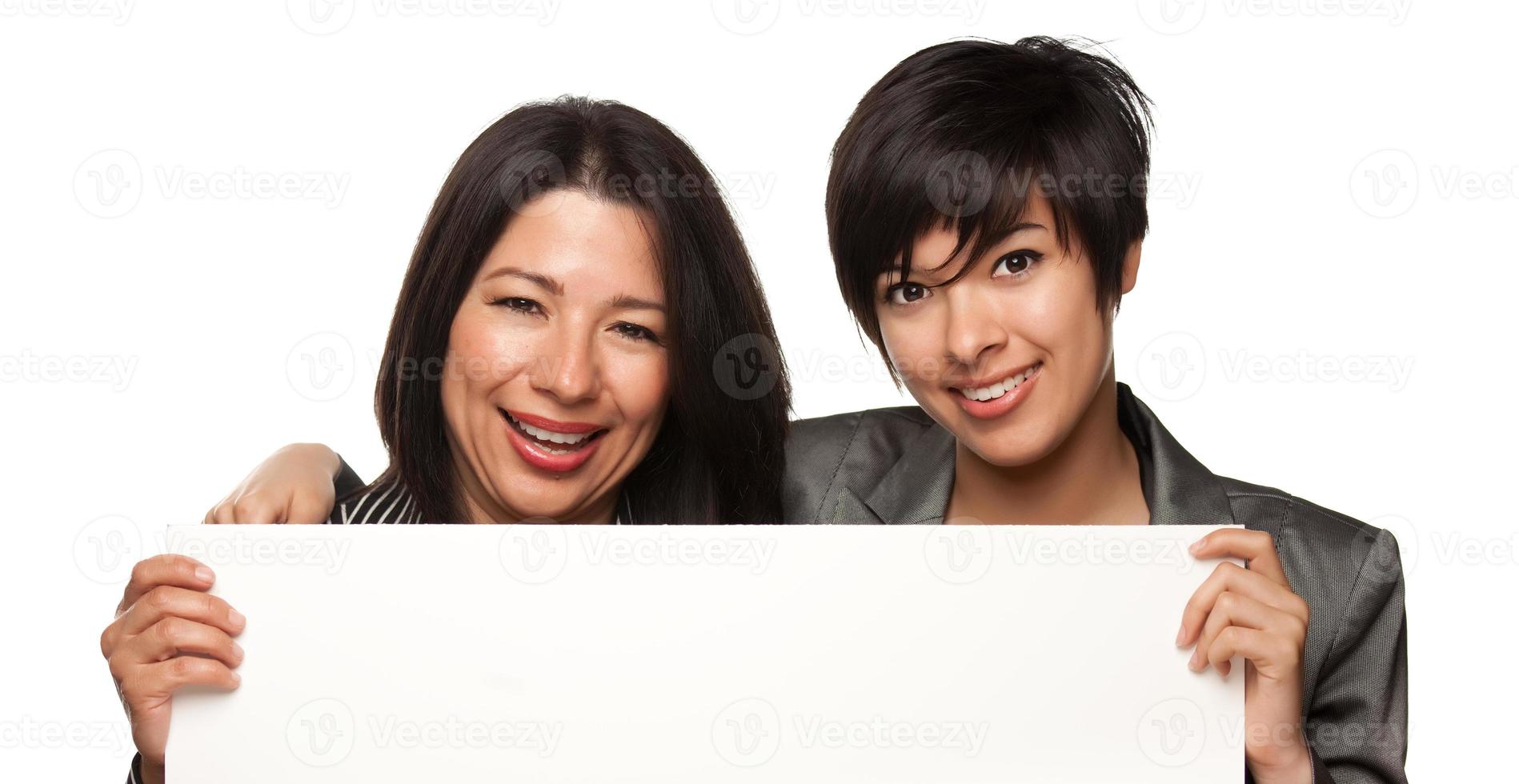 attraktiv multietnisk mor och döttrar innehav tom vit tecken foto