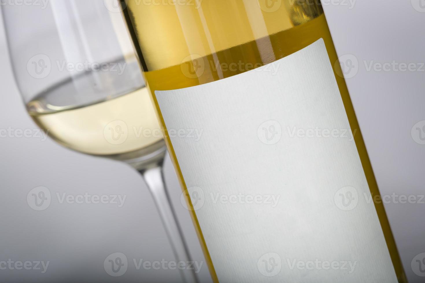 vin glas och flaska med tom märka redo för grafisk och text. foto