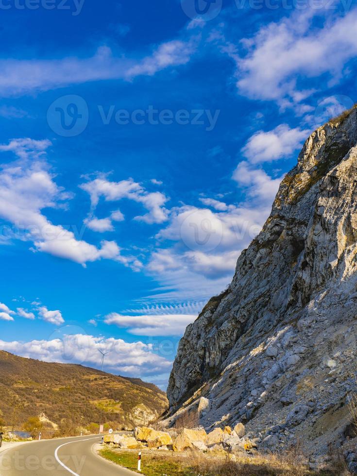 Donau vägbana vid Djerdap i Serbien foto