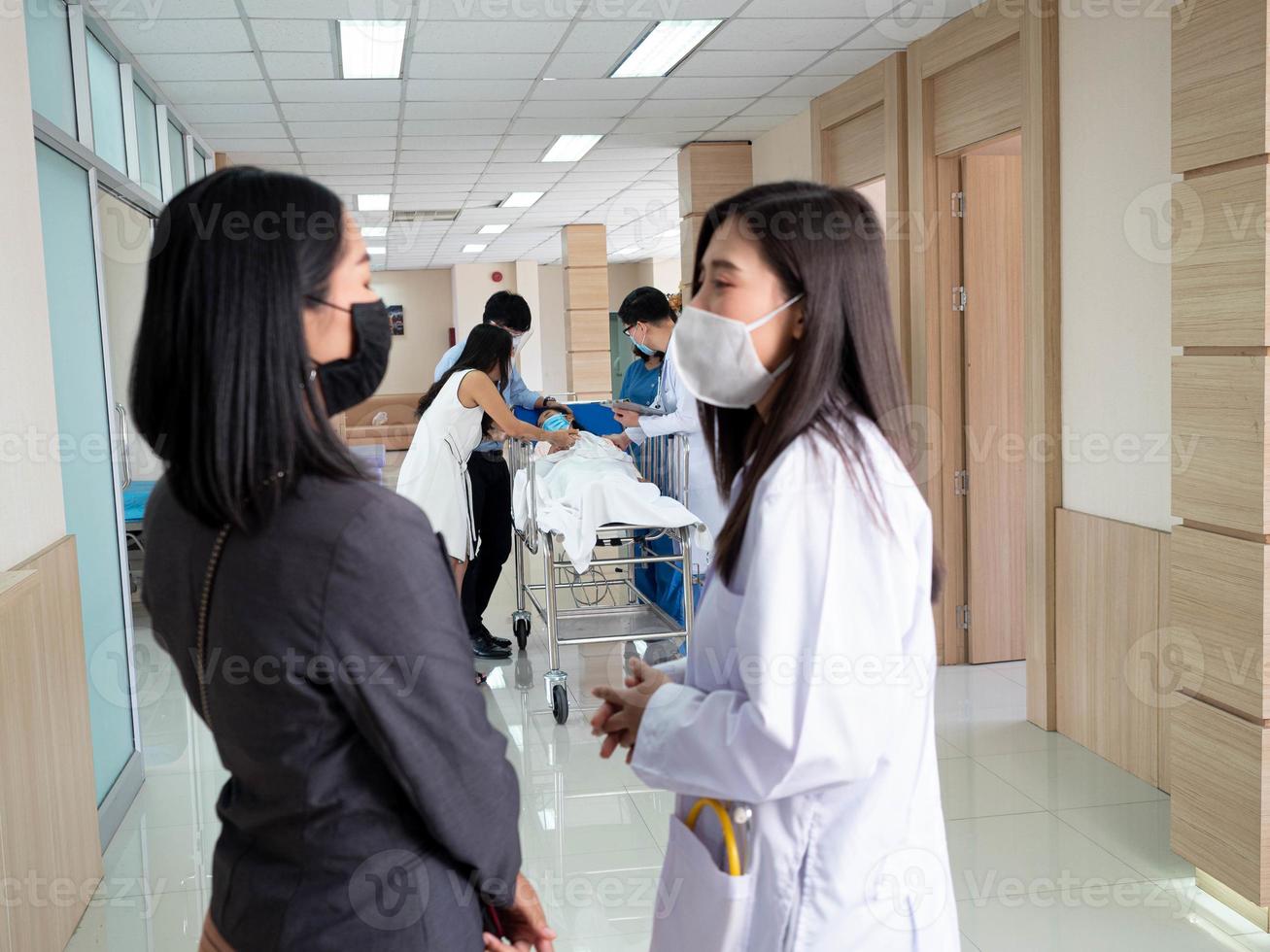 läkare sjuksköterska kvinna person prata tala diskussion kvinna lady människor inomhus- rum sjukhusklinik laboratorium ha på sig mask. nödsituation ord olycka hälsa vård behandling besök familj lagarbete medicinsk foto