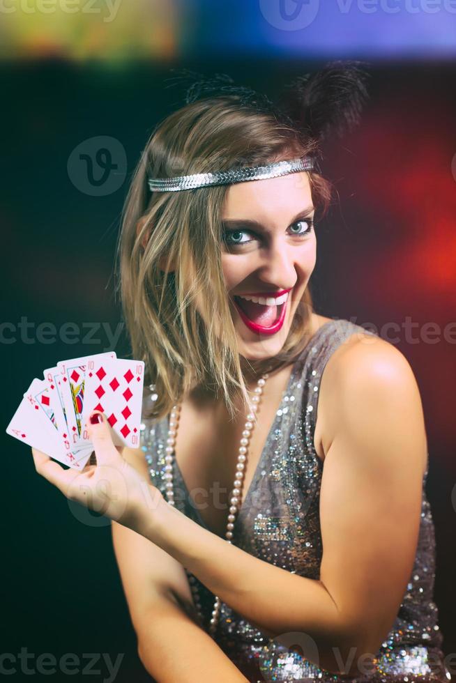 kvinna spelar poker med skala foto