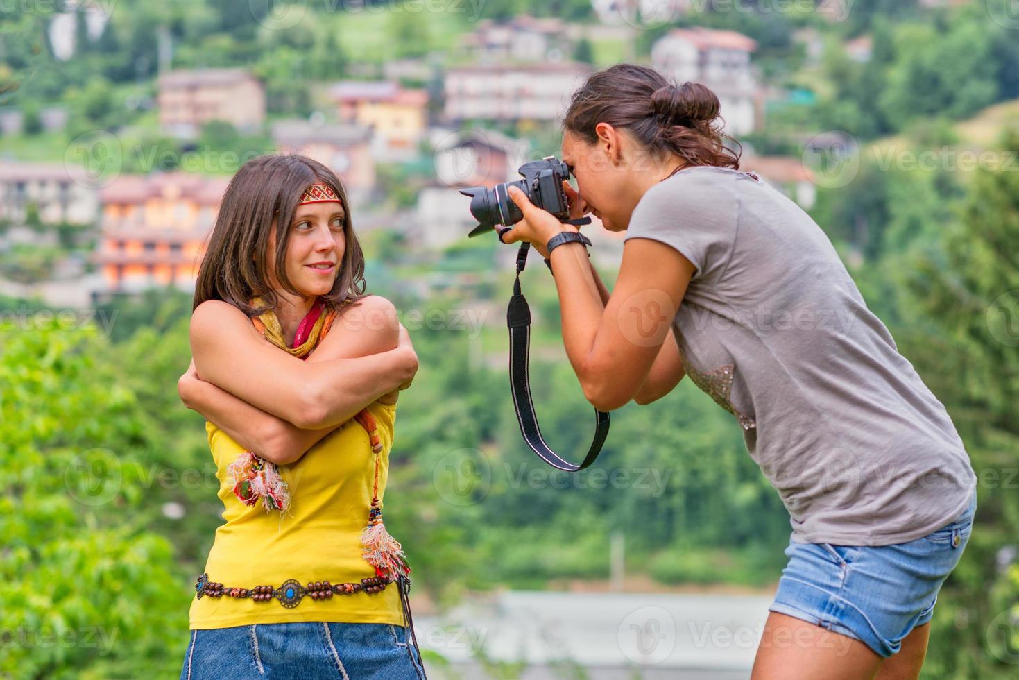 flicka övningar till fotografera en porträtt under en fotografi kurs foto