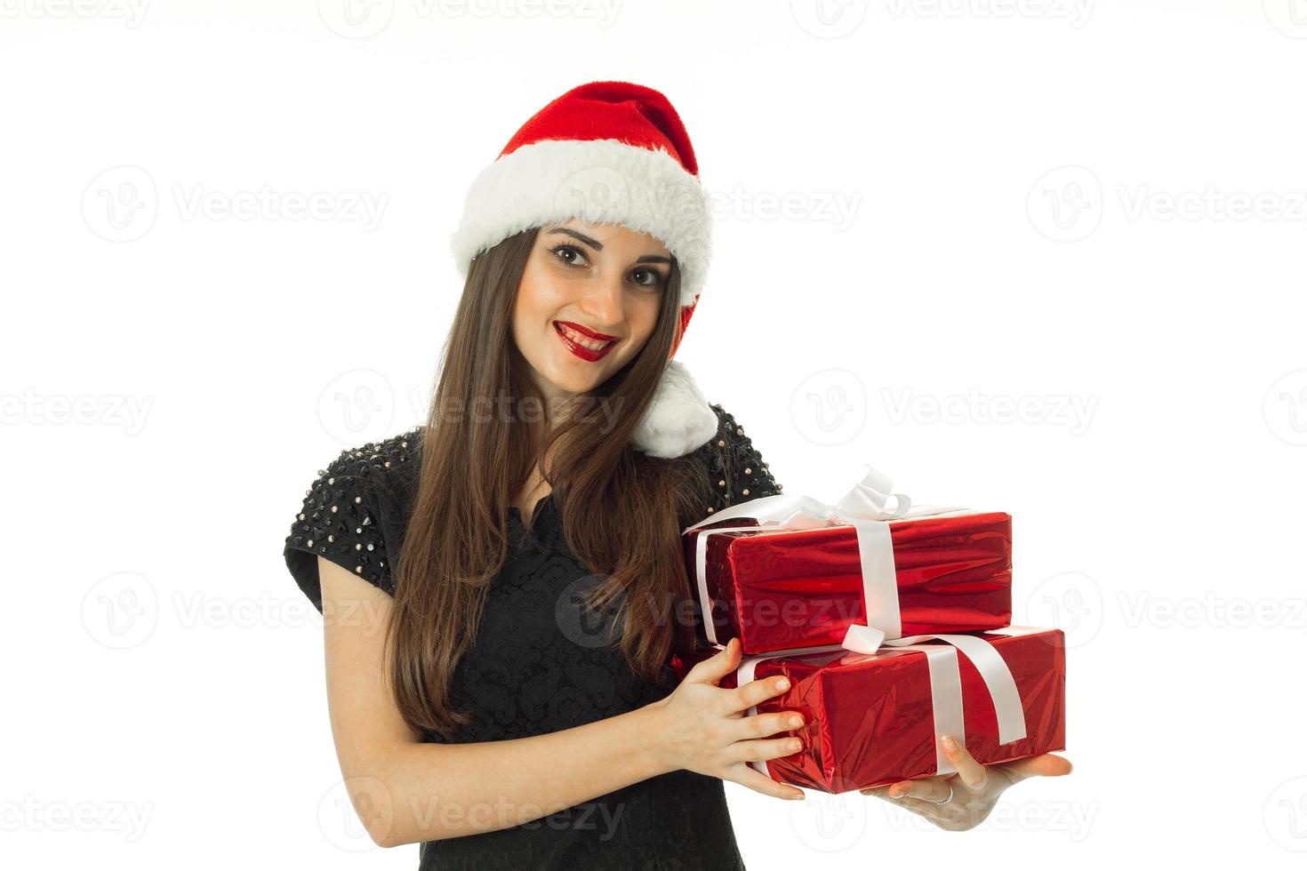 skönhet kvinna i santa hatt med röd gåva foto