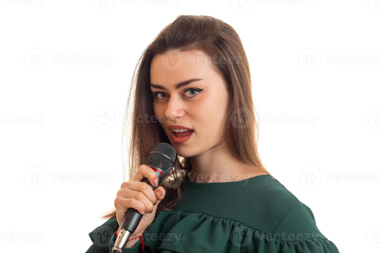porträtt av skön flicka sång med mikrofon karaoke foto