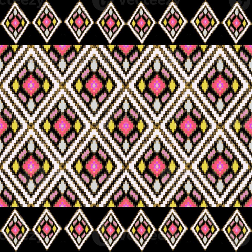 skön färgrik thai stickat broderi. geometrisk etnisk orientalisk mönster traditionell på svart bakgrund, thai lyx mönster modern kultur med klippning väg, foto