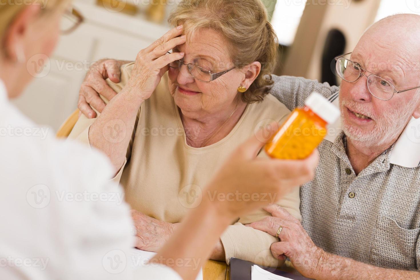 läkare eller sjuksköterska förklara recept medicin till senior par foto