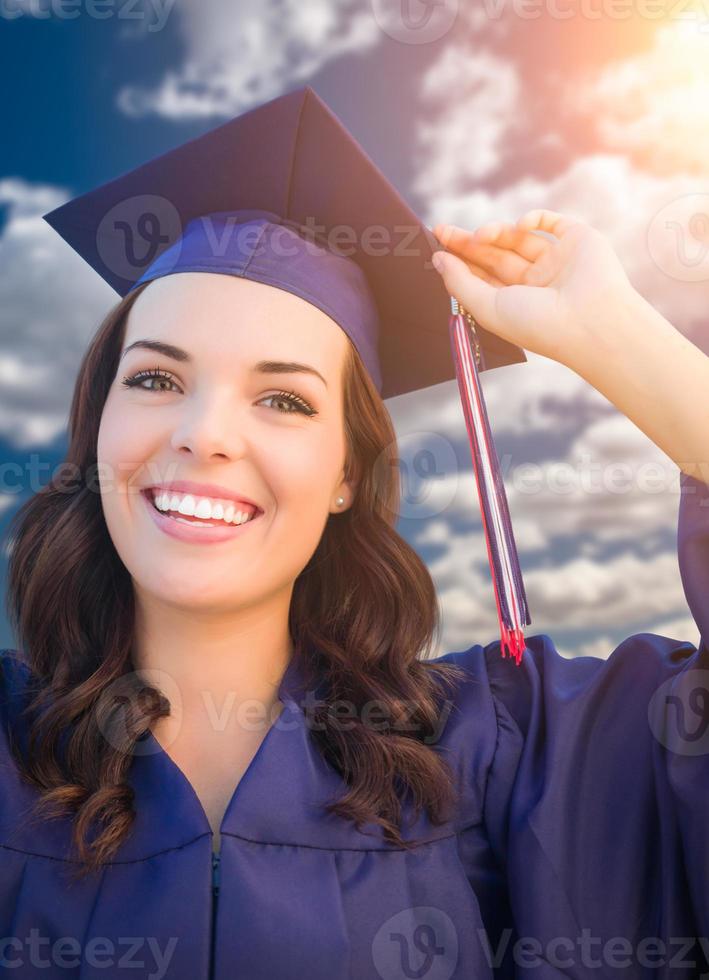 Lycklig examen blandad lopp kvinna i keps och klänning foto