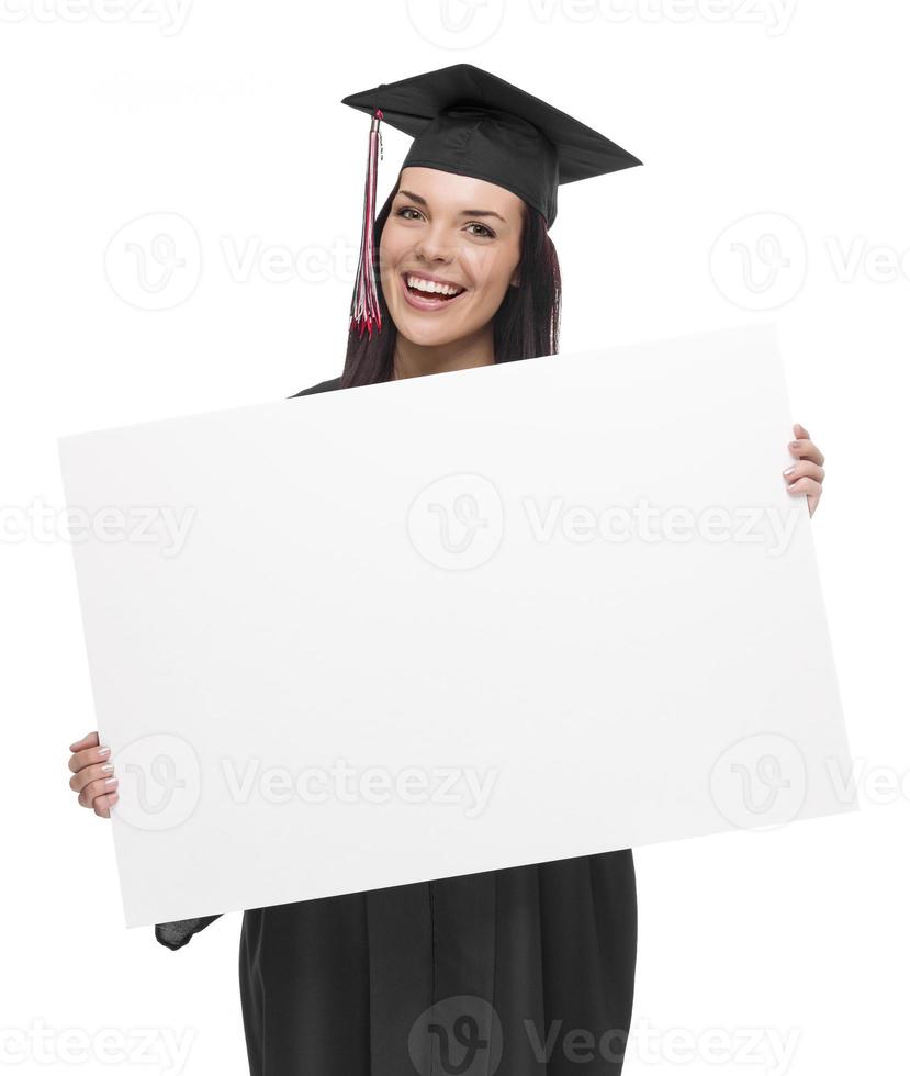 kvinna examen i keps och klänning innehav tom tecken foto