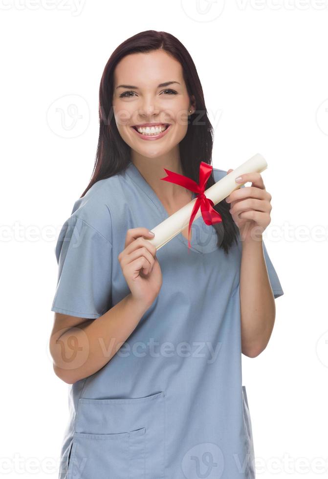 blandad lopp kvinna sjuksköterska eller läkare med diplom bär scrubs foto