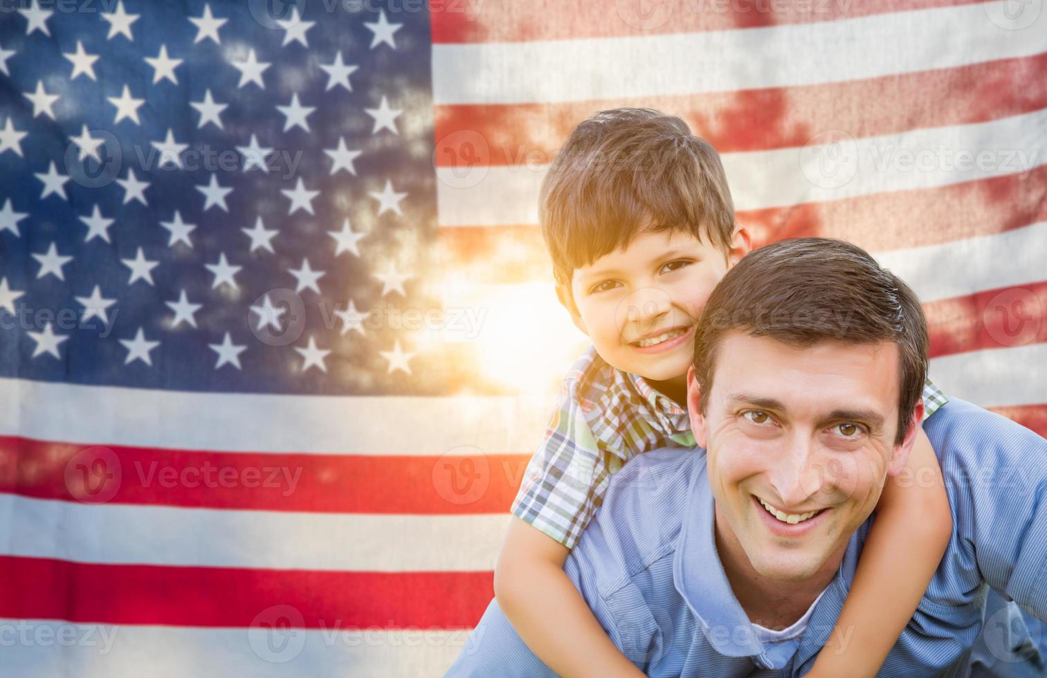 far med son nasse tillbaka ridning i främre av amerikan flagga foto