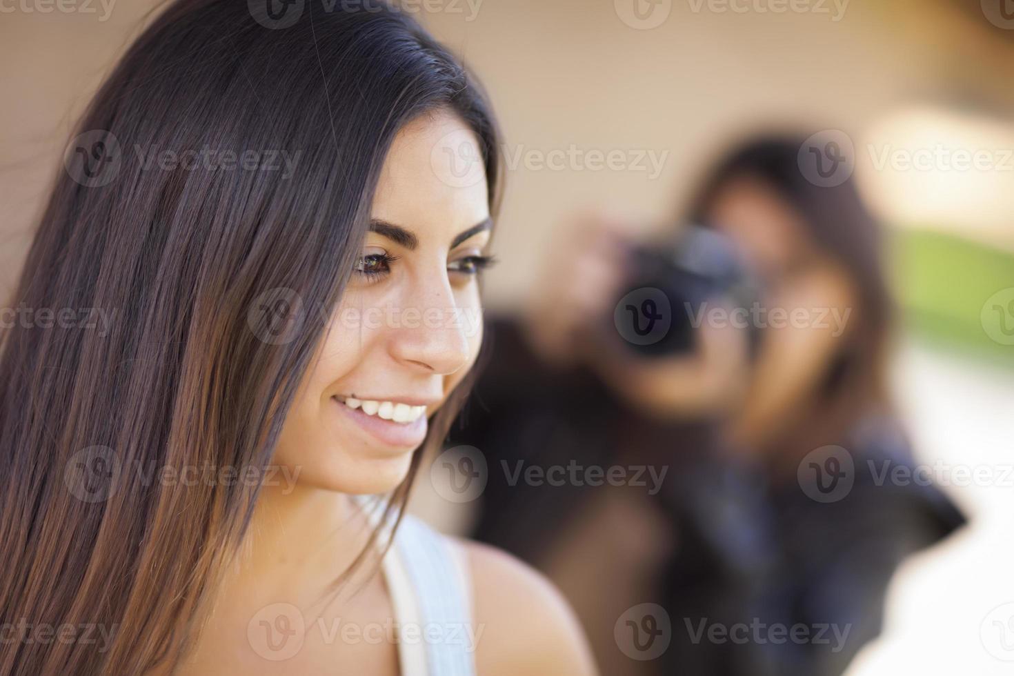 ung vuxen blandad lopp kvinna modell poser för fotograf foto