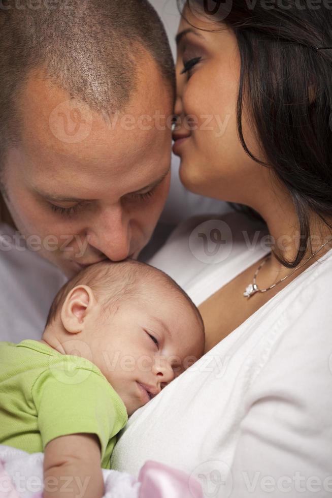 blandad lopp ung familj med nyfödd bebis foto