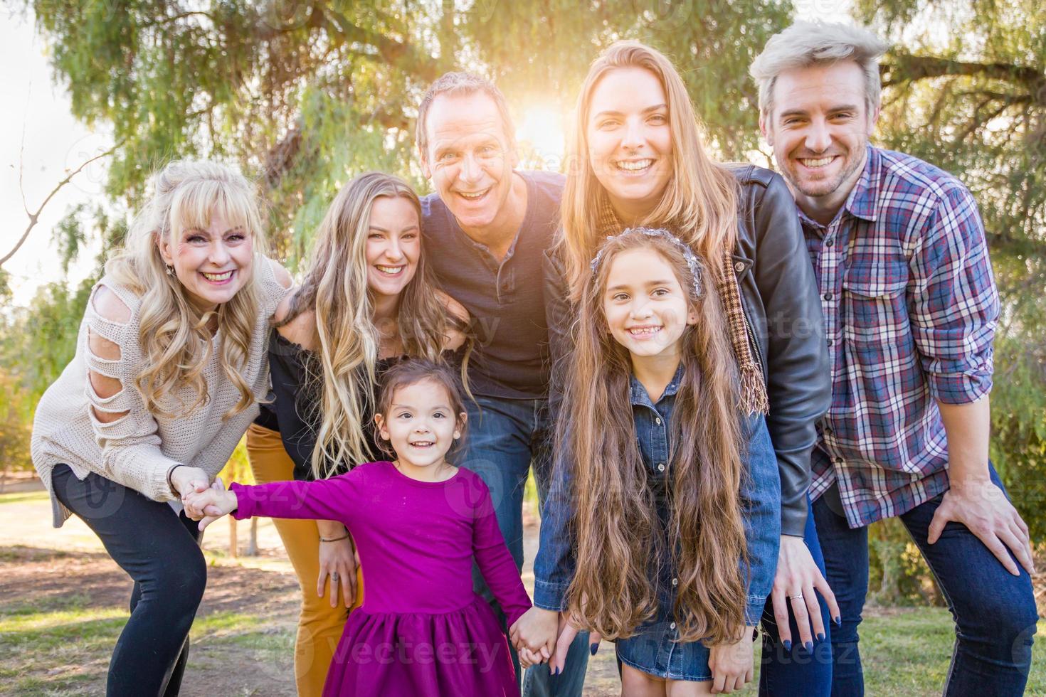 flera generationer blandad lopp familj porträtt utomhus foto