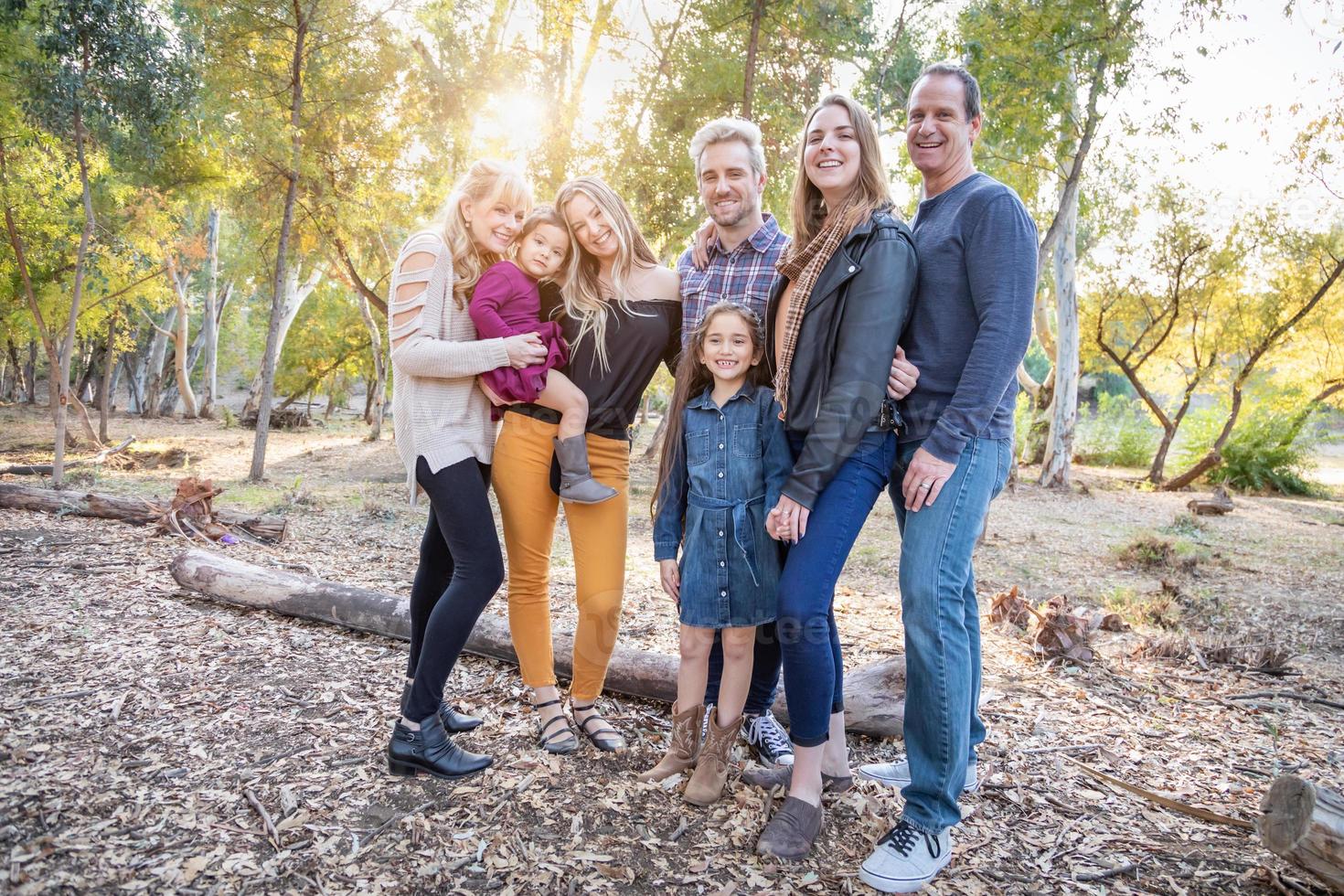 flera generationer blandad lopp familj porträtt utomhus foto