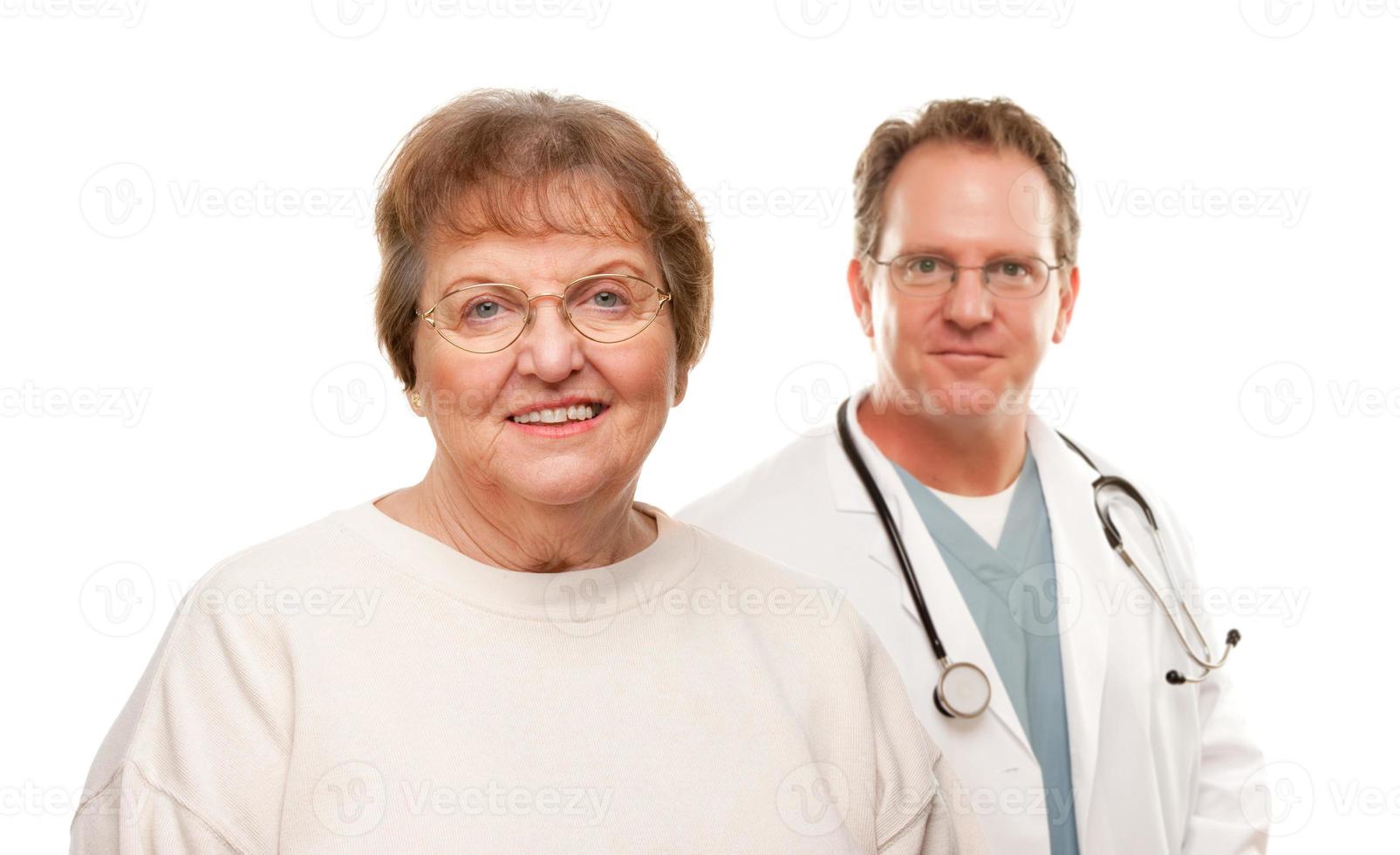 leende senior kvinna med läkare Bakom foto