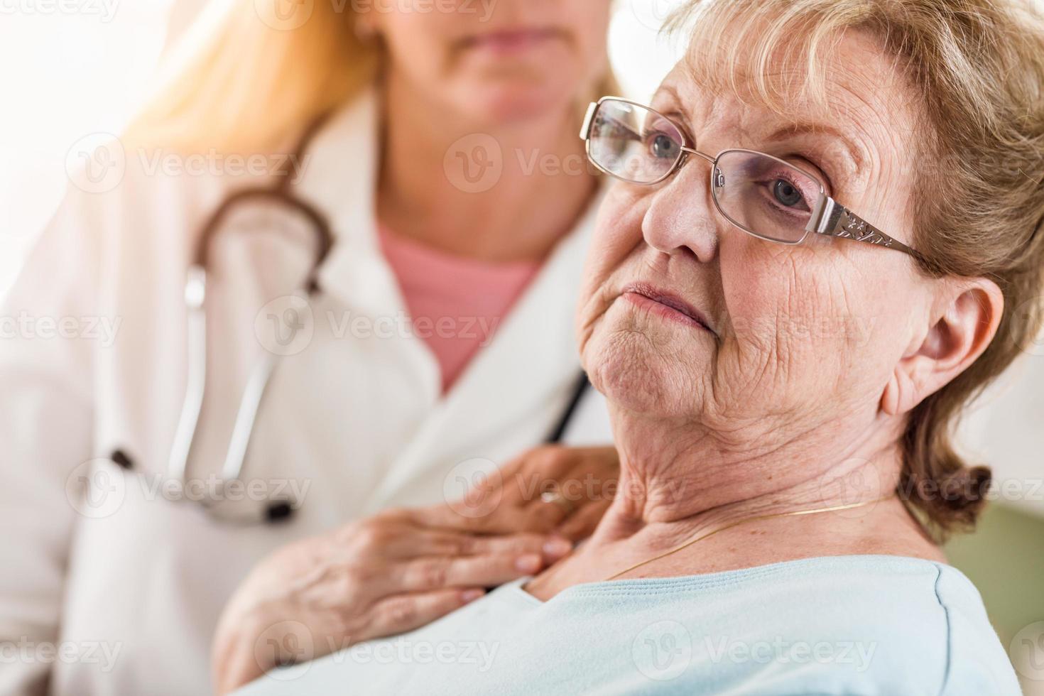 melankoli senior vuxen kvinna varelse tröstade förbi kvinna läkare eller sjuksköterska foto