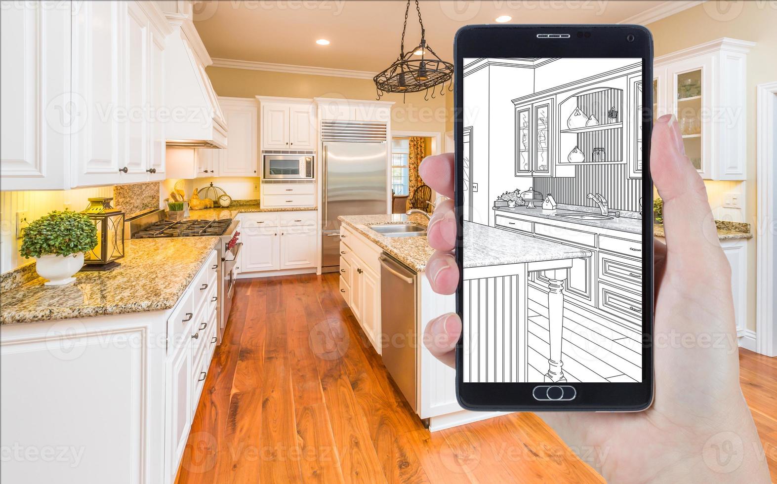 hand innehav smart telefon visning teckning av kök Foto Bakom