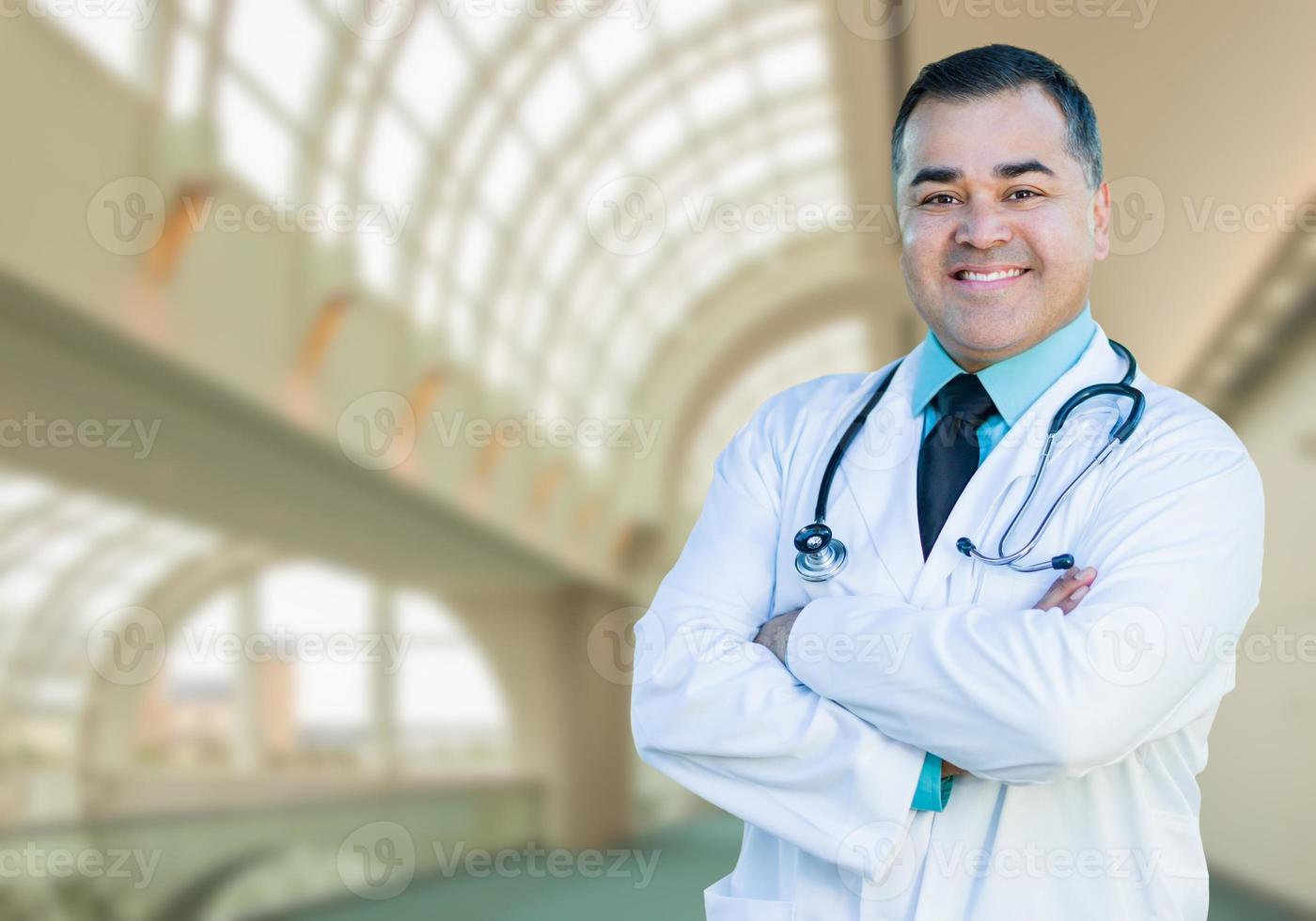 stilig latinamerikan manlig läkare eller sjuksköterska inuti sjukhus byggnad foto