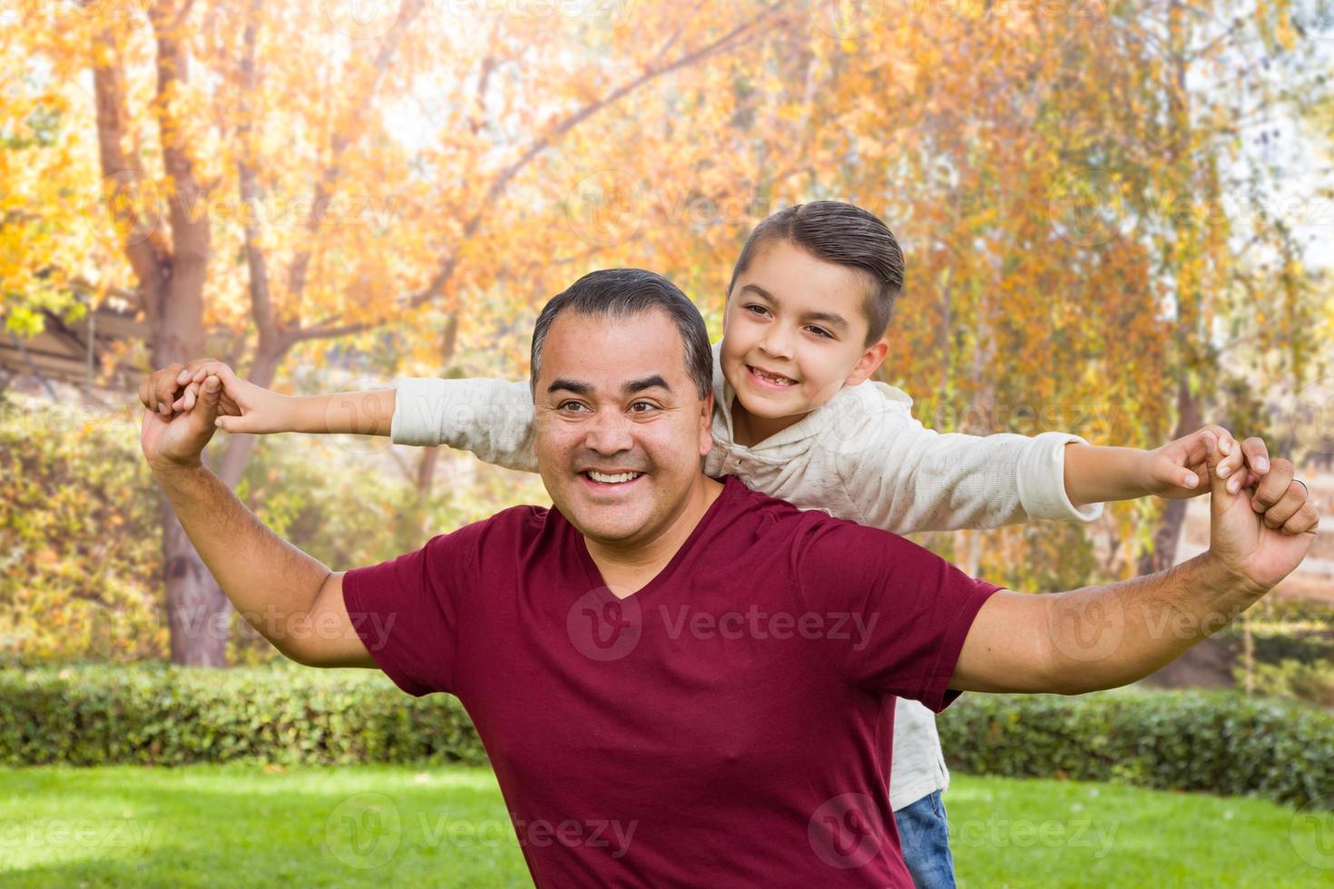 blandad lopp latinamerikan och caucasian son och far har roligt på de parkera foto