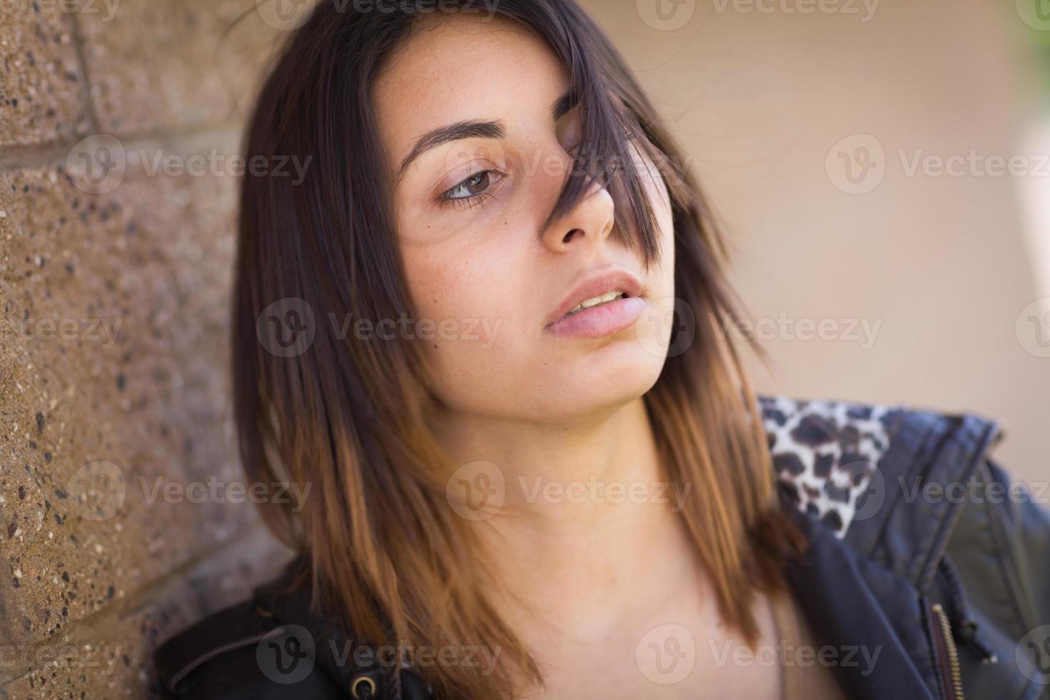 skön melonkoli blandad lopp ung kvinna porträtt utanför. foto