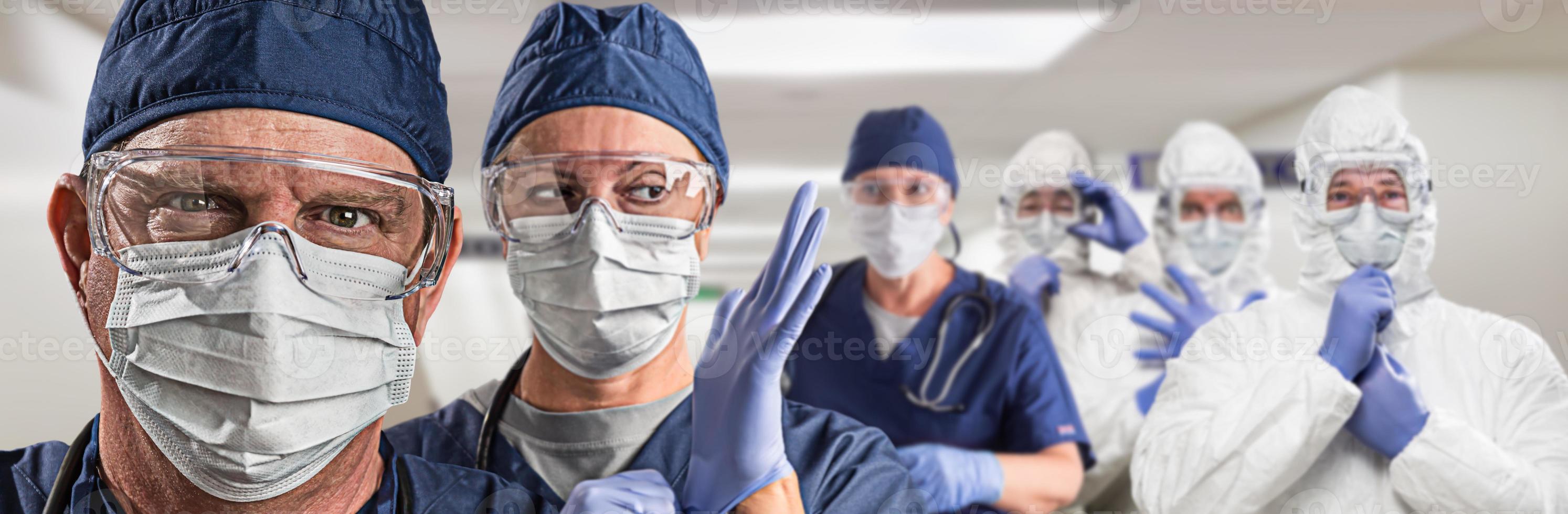 team av kvinna och manlig doktorer eller sjuksköterskor bär personlig skyddande equiment i sjukhus hall foto