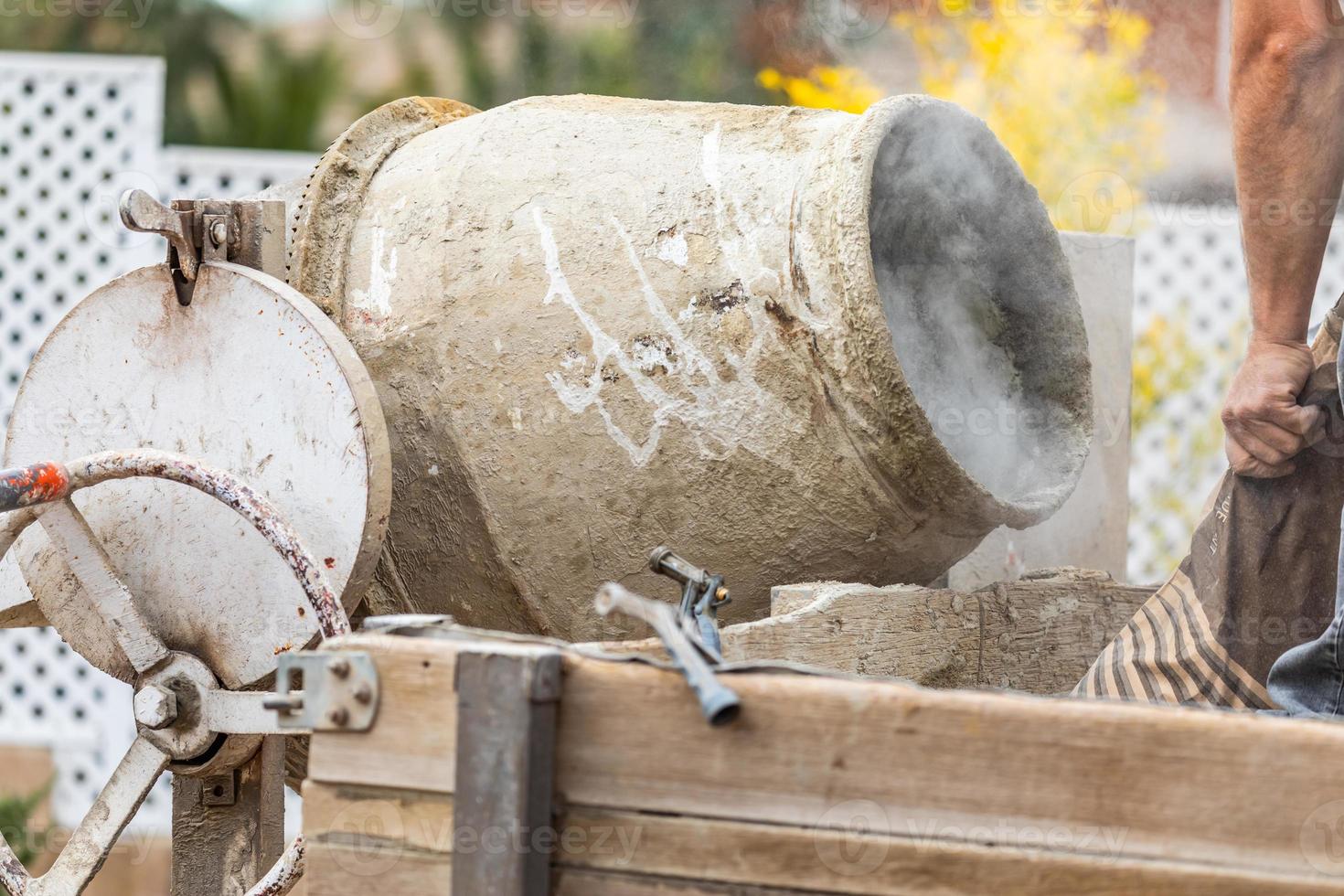 konstruktion arbetstagare blandning cement på konstruktion webbplats foto