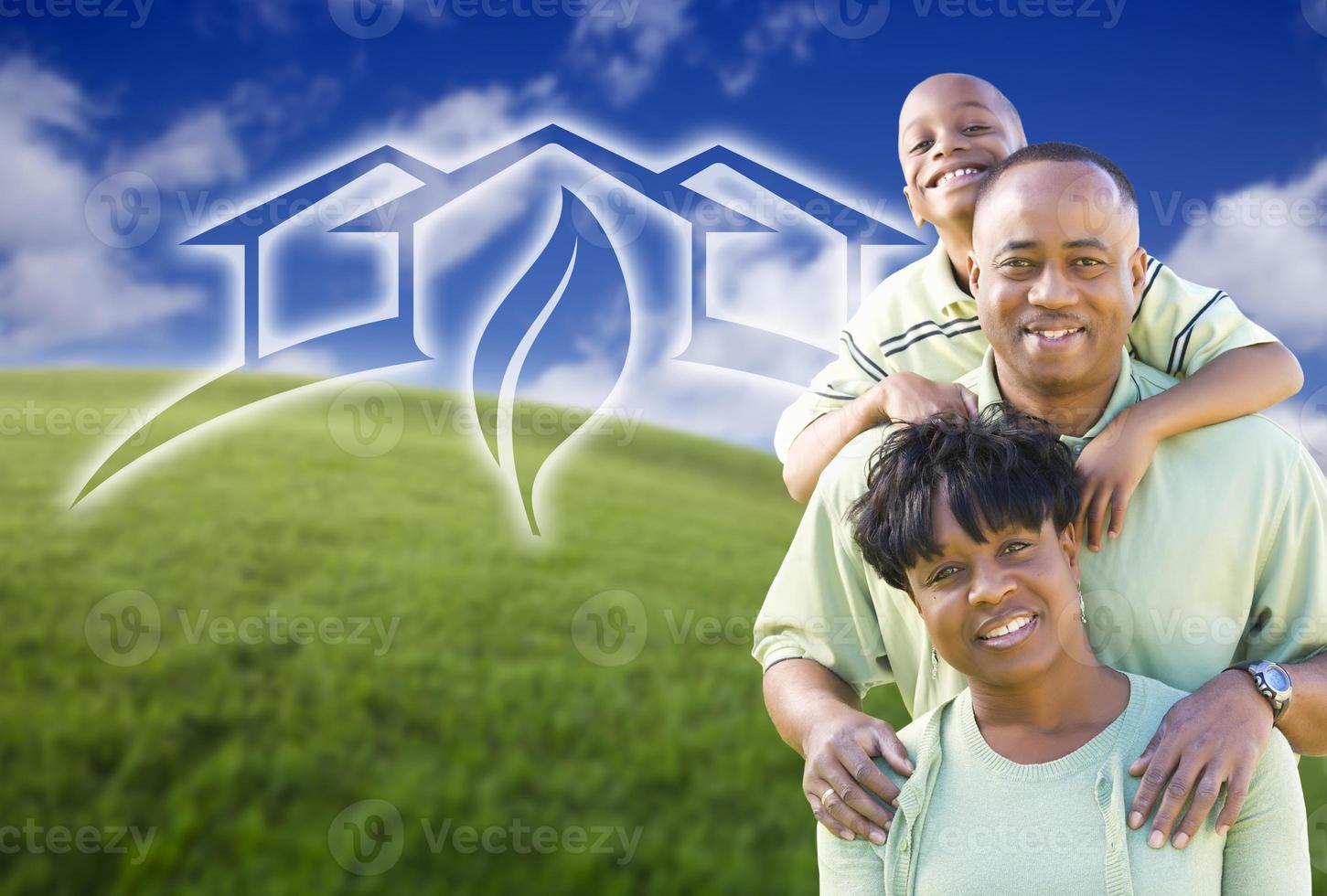 Lycklig afrikansk amerikan familj och grön hus grafisk i fält foto