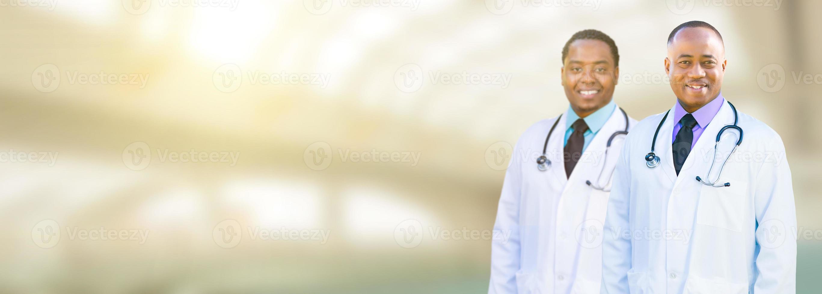 afrikansk amerikan manlig läkare, sjuksköterskor eller apotekare med rum för text. foto