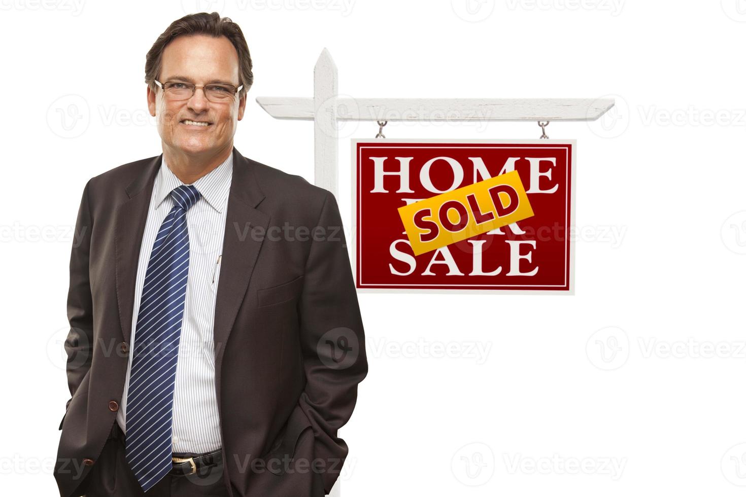 affärsman och såld Hem för försäljning verklig egendom tecken isolerat foto