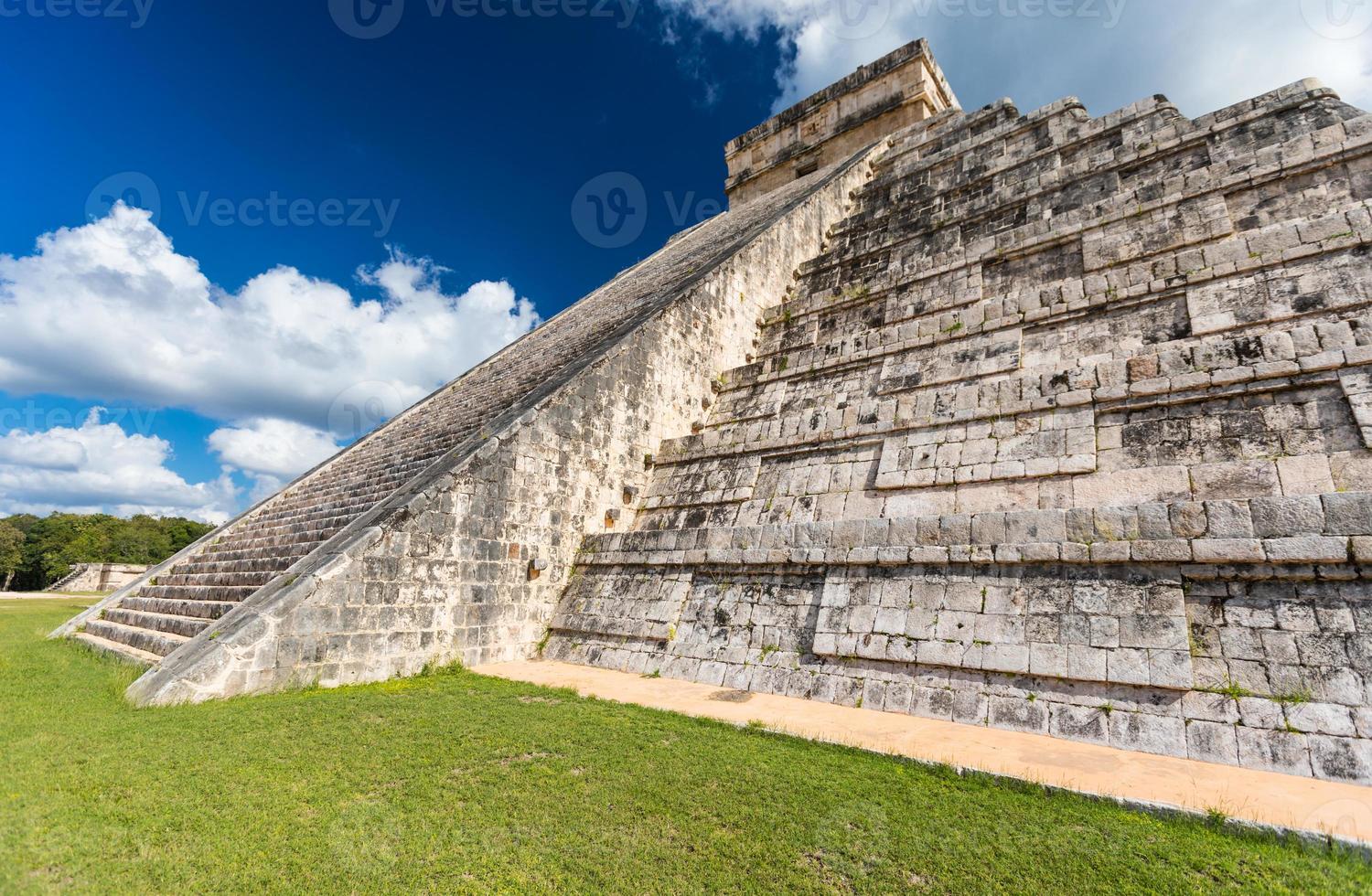 mayan el castillo pyramid på de arkeologisk webbplats i chichen itza, mexico foto