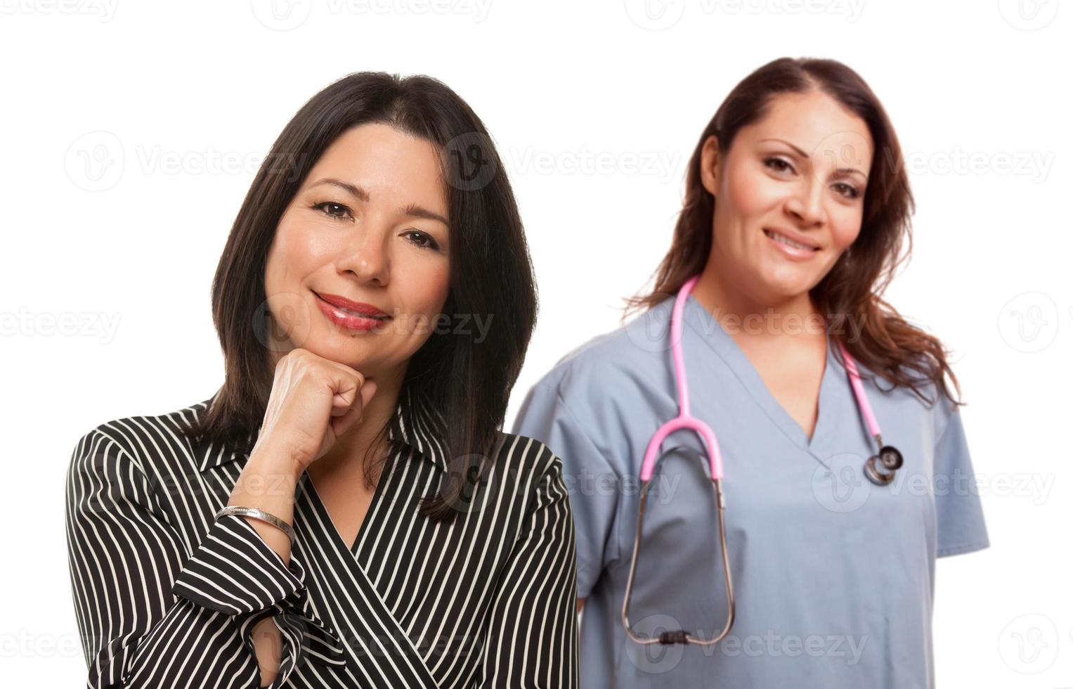 latinamerikan kvinna med kvinna läkare eller sjuksköterska foto