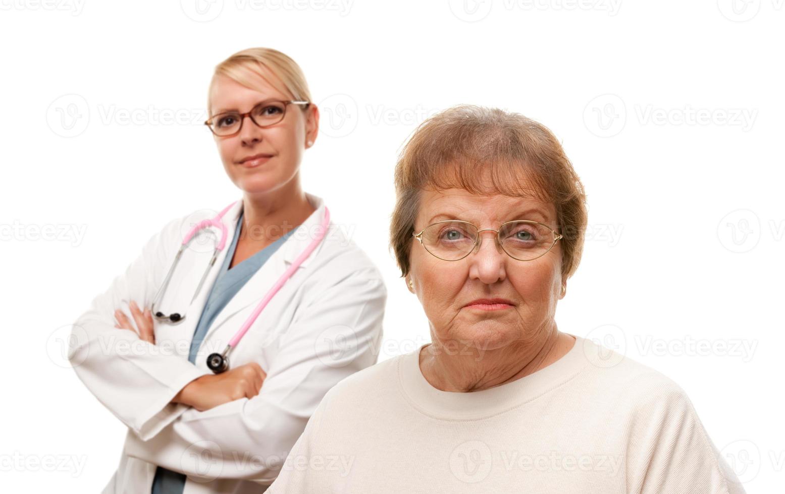 bekymrad senior kvinna med läkare Bakom foto