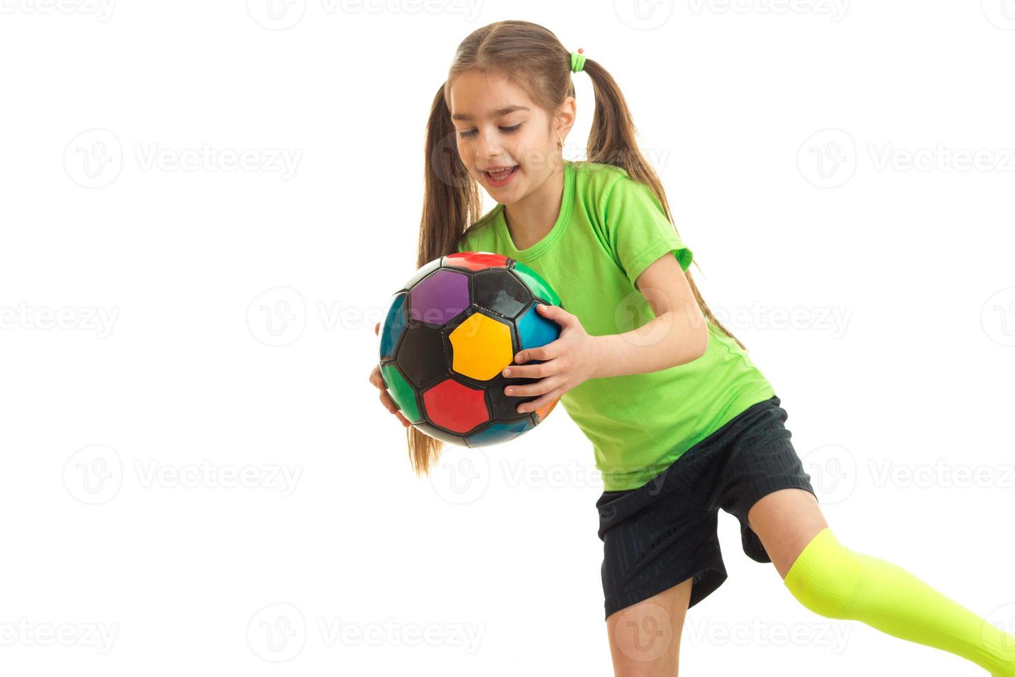 Lycklig liten flicka med Flerfärgad fotboll boll i henne händer foto