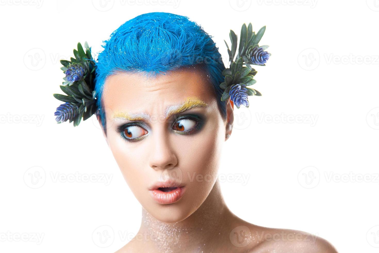 söt överraskad flicka med Flerfärgad smink och kort blå frisyr foto