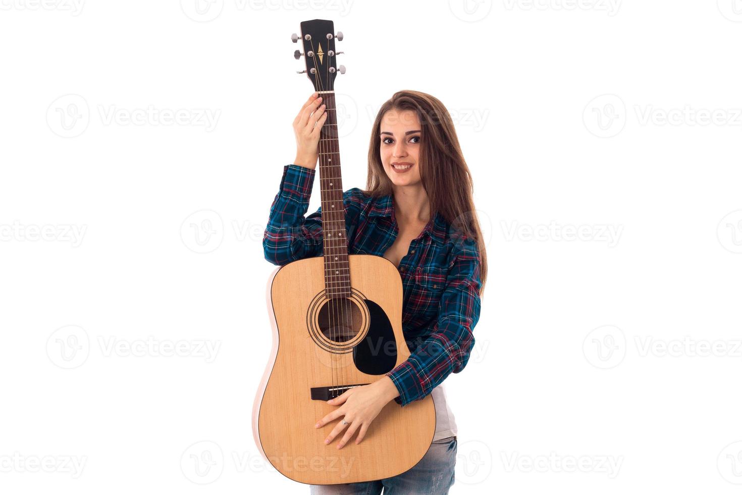 charmig ung brunett med gitarr foto